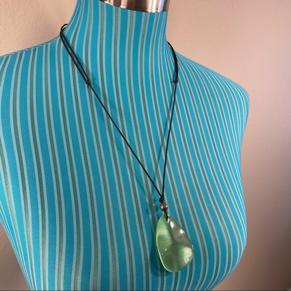 Green teardrop shape cord drop necklace - Picture 10 of 13